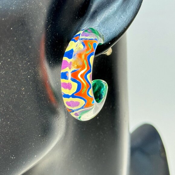 Clear Acrylic Hoops Pierced Earrings Groovy Design Fashion Costume Jewelry - Picture 4 of 9